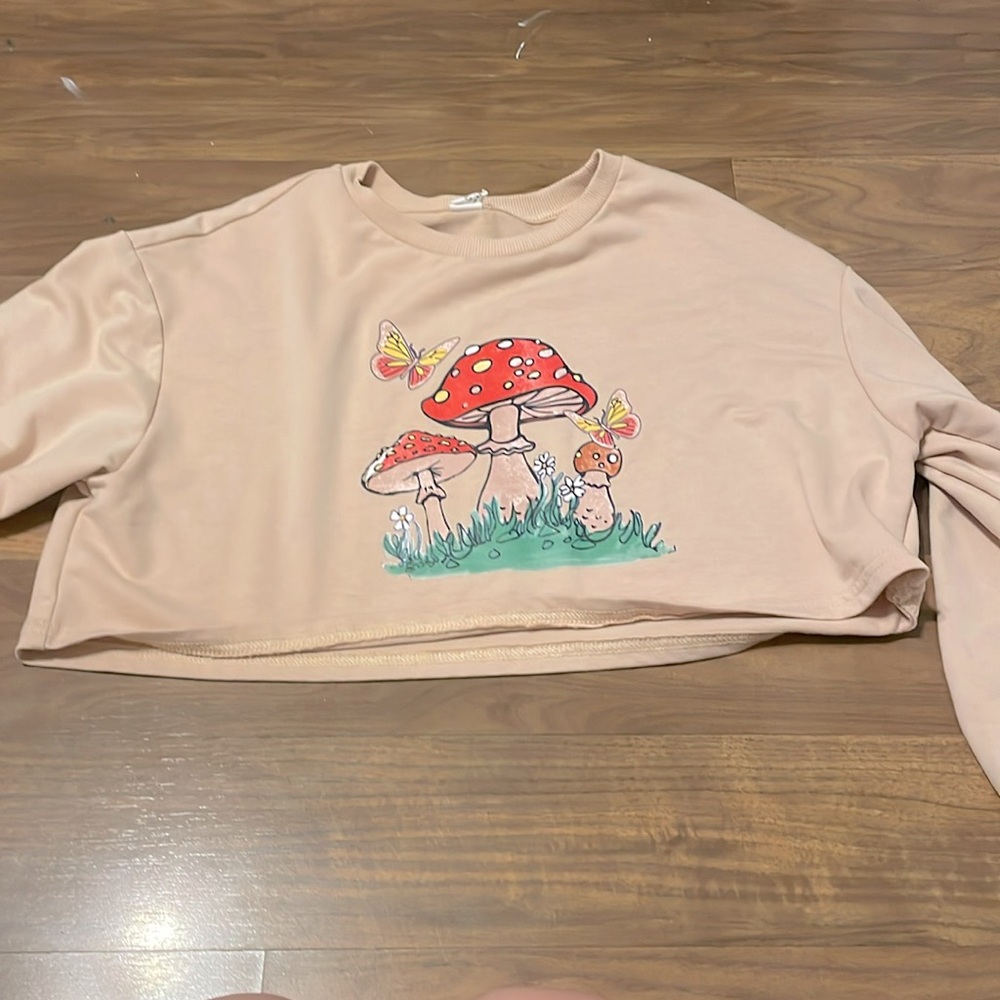 Cropped sweatshirt.
